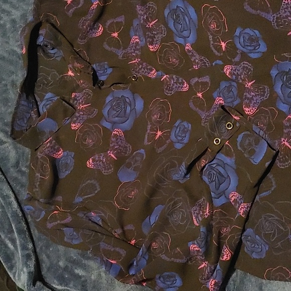 3/$30 mblm Skull & Roses Blouse - Picture 2 of 7